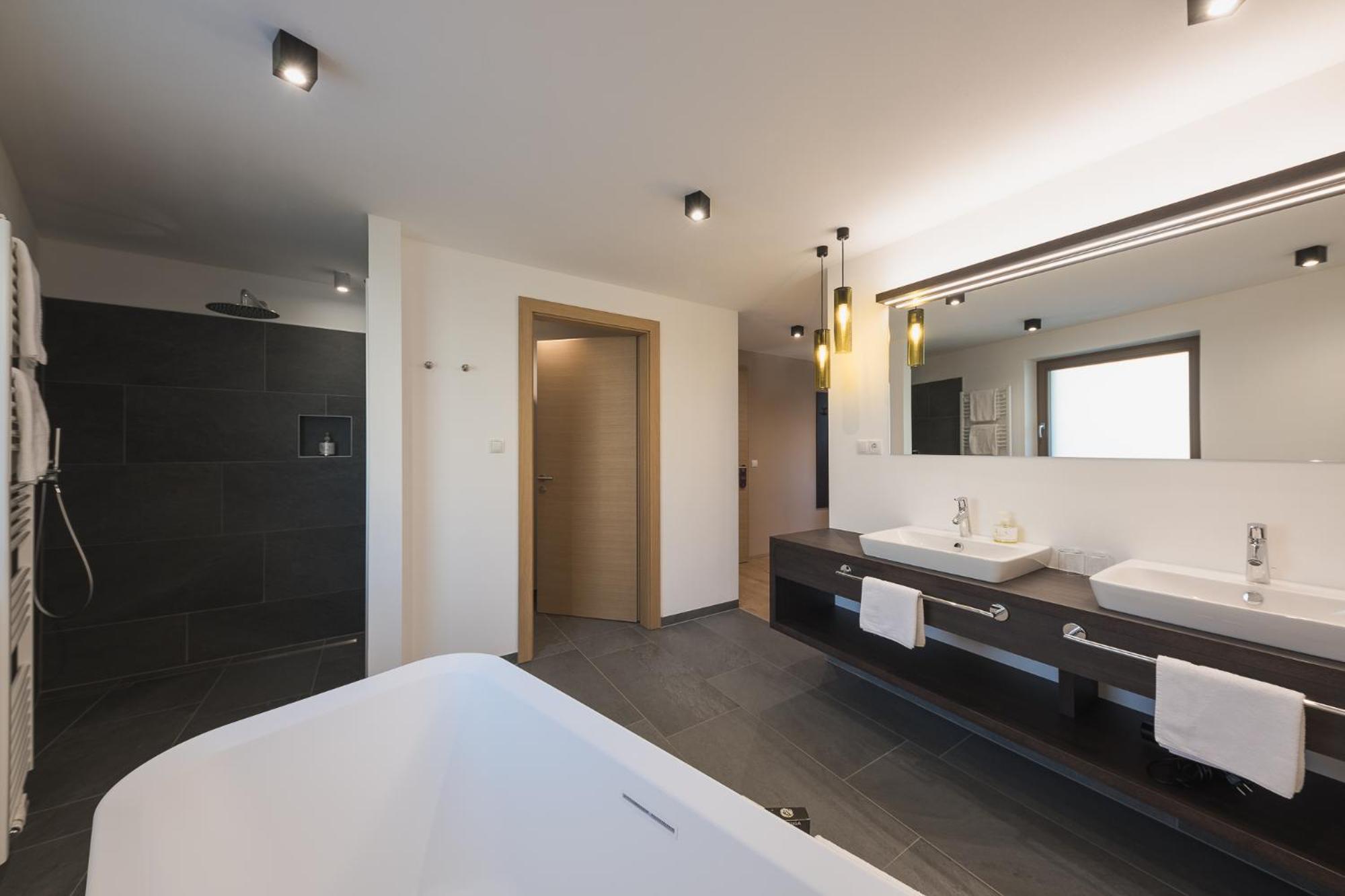 Oliven- & Genusshotel Hirzer Schenna Bilik gambar