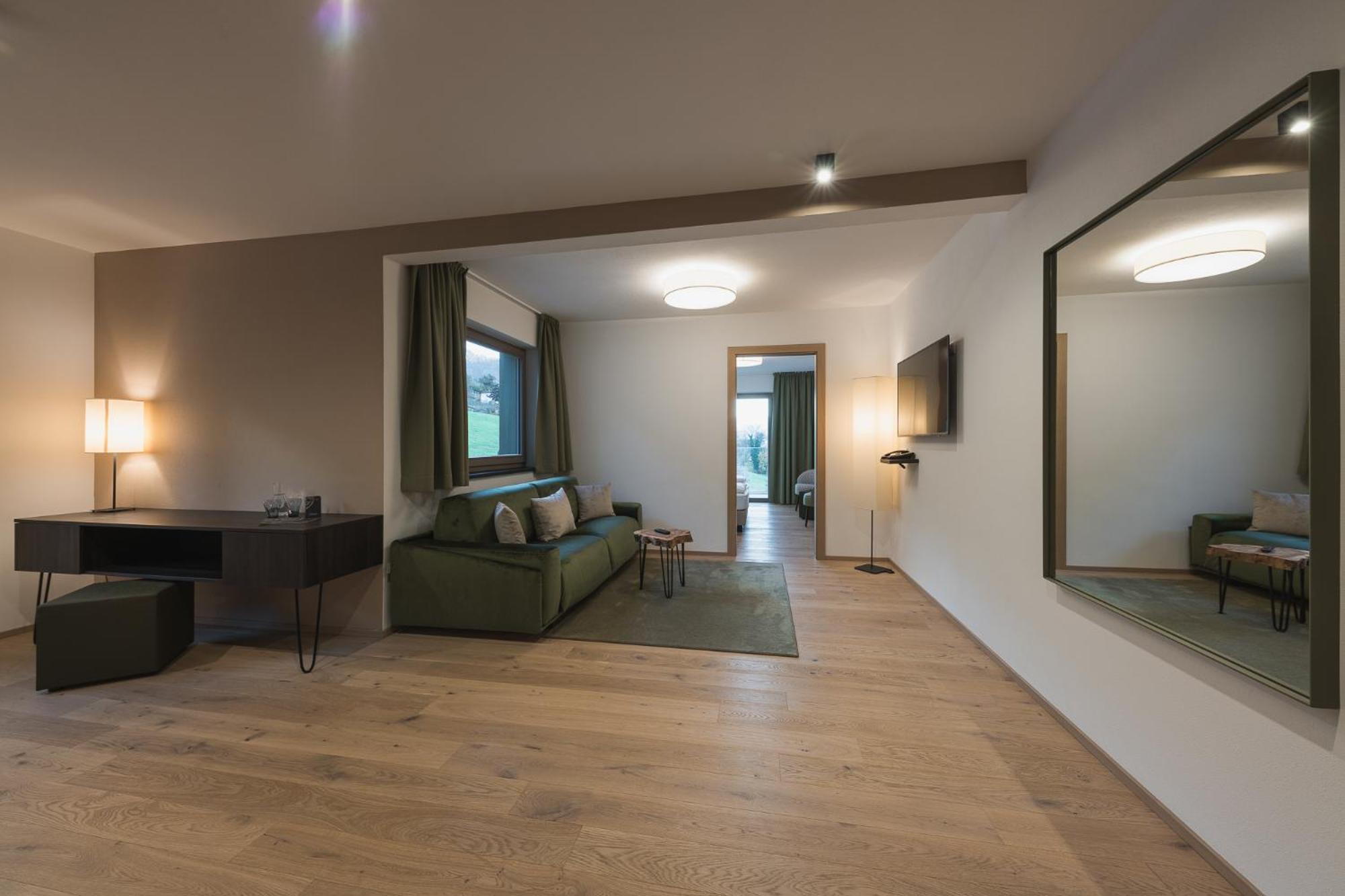 Oliven- & Genusshotel Hirzer Schenna Bilik gambar