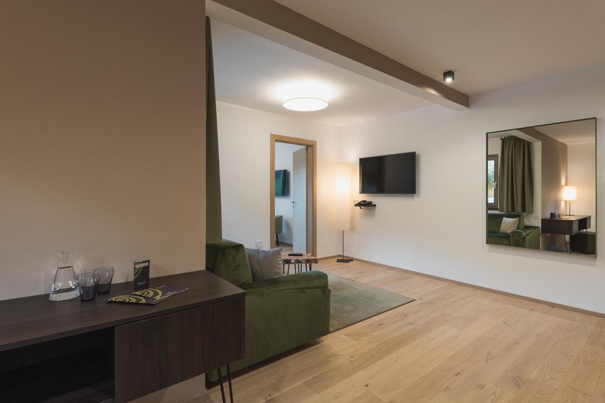 Oliven- & Genusshotel Hirzer Schenna Bilik gambar