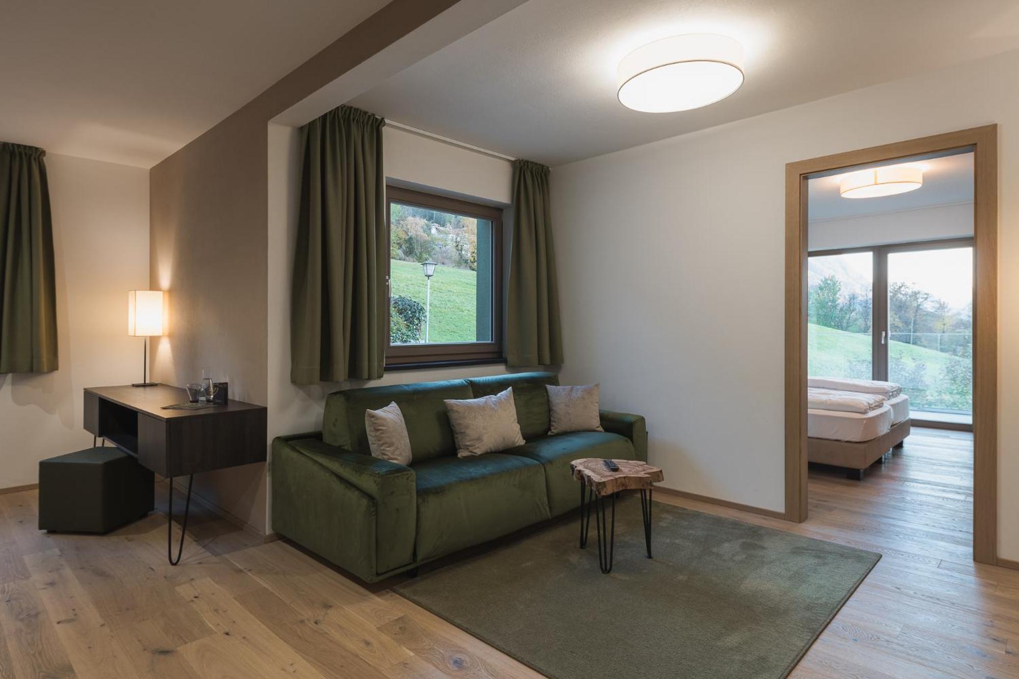 Oliven- & Genusshotel Hirzer Schenna Bilik gambar